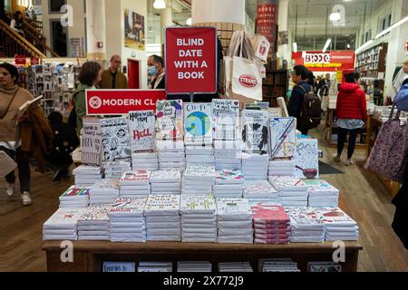 RENDEZ-VOUS AVEUGLE AVEC Un LIVRE, une technique de vente inhabituelle de vendre des livres avec des descriptions minimales à la librairie Strand à Greenwich Village, Manhattan. Banque D'Images