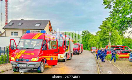 Katastrophenhilfe aus dem Kreis Karlsruhe nach Sarre : Hochwasserzug der Feuerwehr des Landkreises Karlsruhe macht sich in den frühen Morgenstunden des Samstages auf Anforderung auf den Weg ins Hochwassergebiet nach Saarland - Karlsruher Einsatzkräfte Ein Hochwasserzug der Feuerwehr aus dem Landkreis Karlsruhe machte sich am frühen Samstagmorgen auf den Weg ins Hochwassergebiet Saarland. Aufgrund des anhaltenden Dauerregens Hat die Landeshauptstadt Saarbrücken eine sogenannte Großschadenslage ausgerufen. Es kommt zu großflächigen Überflutungen, mehrere Gebäude in der Stadt müssen evakuiert w Banque D'Images