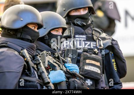Anti-Terror-Übung der Polizei Baden-Württemberg im Fußballstadion. IM Vorfeld der Fußball-EM proben 1200 Polizistinnen und Polizisten den Ernstfall. Szenario : Messerstecherei auf der Tribüne der MHP-Arena, dem Stadion des VfB Stuttgart, das zugleich Austragungsort von fünf EM-Spielen ist. Nach der Erstversorgung durch die Polizei wurde auch die Übergabe der Verletzten an Rettungsdienste und Feuerwehr geprobt. // 14.05 2024 : Stuttgart, Baden-Württemberg, Deutschland *** exercice antiterroriste de la police du Baden Württemberg dans un stade de football en prévision du Championnat d'Europe de football, 1200 po Banque D'Images