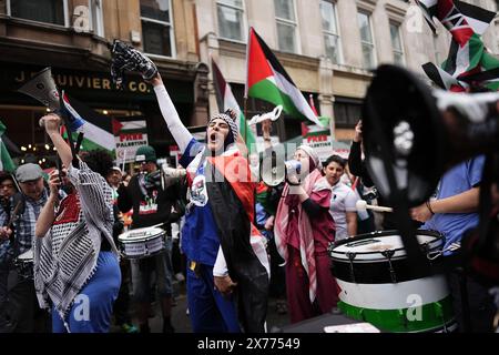 Les gens se garent dans une manifestation pro-palestinienne Nakba 76 et marchent à Londres pour marquer le déplacement massif de Palestiniens en 1948, appelé Nakba. Date de la photo : samedi 18 mai 2024. Banque D'Images