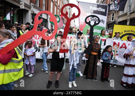 Les gens se garent dans une manifestation pro-palestinienne Nakba 76 et marchent à Londres pour marquer le déplacement massif de Palestiniens en 1948, appelé Nakba. Date de la photo : samedi 18 mai 2024. Banque D'Images