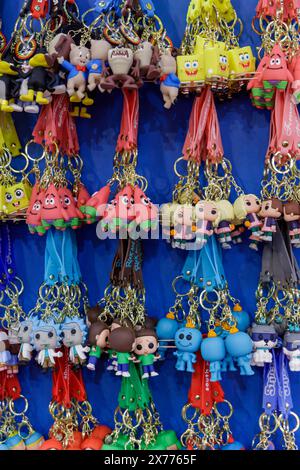 Buenos Aires, Argentine ; 26 avril 2024 : porte-clés avec différents personnages de dessins animés. Banque D'Images