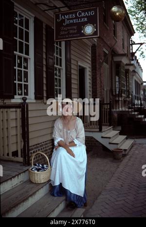 Williamsburg, Virginie. ÉTATS-UNIS 9/1987. Le musée vivant américain de 18th 301 hectares pour les jeunes et les vieux. Les docs offrent aux visiteurs l'histoire verbale historique de 18th siècles colonial Virginia maisons vintage / réplique, magasins, artisanat, auberges, tavernes, Et la vie quotidienne de l'Amérique coloniale. Banque D'Images