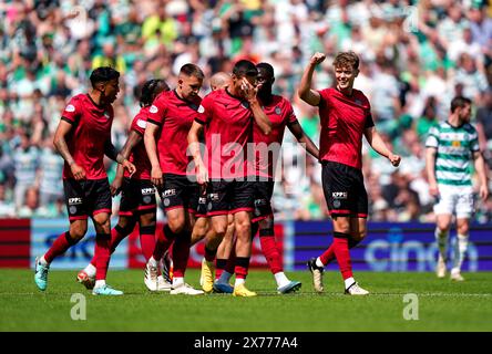 Mark O'Hara de St Mirren (à droite) célèbre avoir marqué le premier but de son équipe lors du Cinch Premiership match au Celtic Park, Glasgow. Date de la photo : samedi 18 mai 2024. Banque D'Images