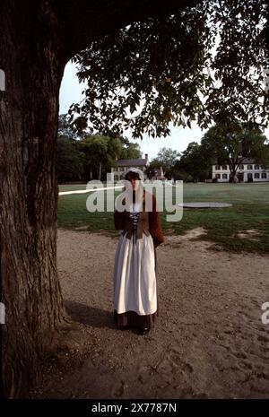 Williamsburg, Virginie. ÉTATS-UNIS 9/1987. Le musée vivant américain de 18th 301 hectares pour les jeunes et les vieux. Les docs offrent aux visiteurs l'histoire verbale historique de 18th siècles colonial Virginia maisons vintage / réplique, magasins, artisanat, auberges, tavernes, Et la vie quotidienne de l'Amérique coloniale. Banque D'Images