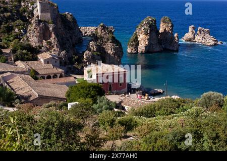 Faraglioni et Tonnara Di Scopello. Beau paysage marin du village Scopello en Sicile, province de Trapani, Italie Banque D'Images