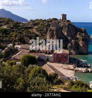 Vue sur les Faraglioni et la tour Doria au-dessus de la Tonnara Di Scopello. Beau paysage marin du village Scopello en Sicile, province de Trapani, Italie Banque D'Images