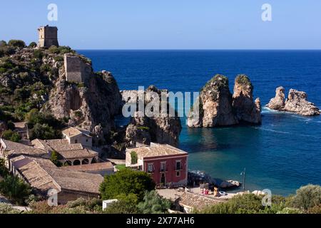 Vue sur les Faraglioni et la tour Doria au-dessus de la Tonnara Di Scopello. Beau paysage marin du village Scopello en Sicile, province de Trapani, Italie Banque D'Images