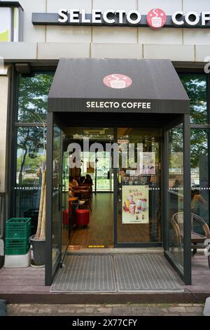 INCHEON, CORÉE DU SUD - 18 MAI 2017 : entrée au café Selecto à Incheon en journée. Banque D'Images