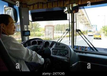 INCHEON, CORÉE DU SUD - 18 MAI 2017 : un homme conduit un bus Hyundai. Banque D'Images