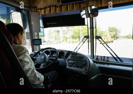 INCHEON, CORÉE DU SUD - 18 MAI 2017 : un homme conduit un bus Hyundai. Banque D'Images