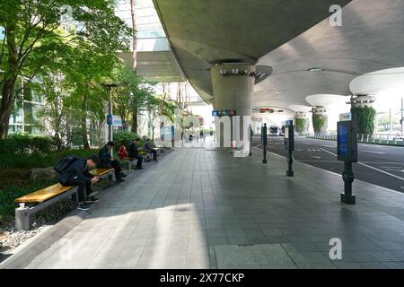 INCHEON, CORÉE DU SUD - 18 MAI 2017 : les gens sont assis sur des bancs à l'aéroport international d'Incheon. Banque D'Images