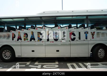 INCHEON, CORÉE DU SUD - 18 MAI 2017 : un bus vu à l'aéroport international d'Incheon pendant la journée. Banque D'Images