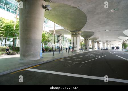 INCHEON, CORÉE DU SUD - 18 MAI 2017 : vue sur la rue de l'aéroport international d'Incheon. Banque D'Images