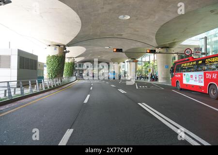 INCHEON, CORÉE DU SUD - 18 MAI 2017 : vue sur la rue de l'aéroport international d'Incheon. Banque D'Images