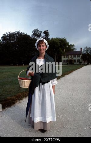 Williamsburg, Virginie. ÉTATS-UNIS 9/1987. Le musée vivant américain de 18th 301 hectares pour les jeunes et les vieux. Les docs offrent aux visiteurs l'histoire verbale historique de 18th siècles colonial Virginia maisons vintage / réplique, magasins, artisanat, auberges, tavernes, Et la vie quotidienne de l'Amérique coloniale. Banque D'Images