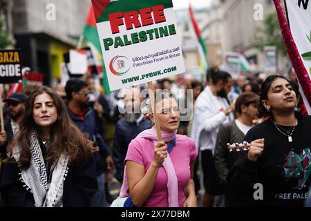 Les gens prennent part à une manifestation pro-palestinienne Nakba 76 et marchent à Londres pour marquer le déplacement massif de Palestiniens en 1948, appelé Nakba. Date de la photo : samedi 18 mai 2024. Banque D'Images