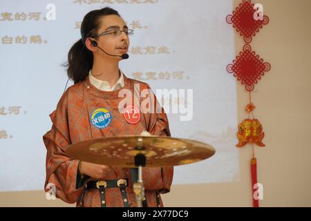 Prague, République tchèque. 17 mai 2024. Un candidat participe au 17e concours de compétences linguistiques 'Chinese Bridge' à Prague, en République tchèque, le 17 mai 2024. Les qualifications nationales tchèques pour le 17ème 'Pont chinois', le concours de compétence en langue chinoise pour les étudiants étrangers du secondaire, ont eu lieu ici vendredi. Crédit : Deng Yaomin/Xinhua/Alamy Live News Banque D'Images