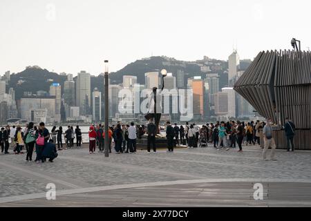 HONG KONG, CHINE - 07 DÉCEMBRE 2023 : vue au niveau de la rue de la statue des Hong Kong film Awards, vue sur le front de mer du port Victoria à Tsim Sha Tsui. Banque D'Images