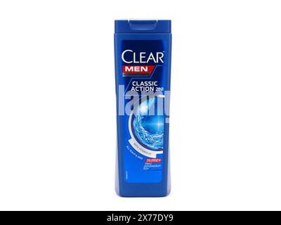 BUCAREST, ROUMANIE - 17 novembre 2020. Flacon Clear Men anti-Dandruff Shampoo, action classique 2 en 1, isolé sur blanc Banque D'Images