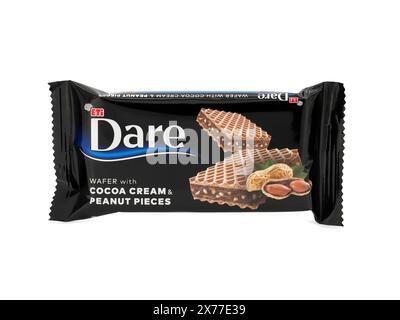 BUCAREST, ROUMANIE - 15 novembre 2020. ETI Dare Wafer à la crème de cacao et morceaux d'arachide isolés sur blanc Banque D'Images