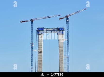 Piliers en béton armé pour pont suspendu en construction avec grue Banque D'Images