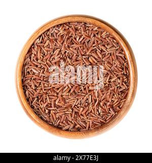 Riz rouge Camargue, dans un bol en bois. Variété de riz rouge cultivée dans les zones humides de la Camargue du sud de la France. Banque D'Images