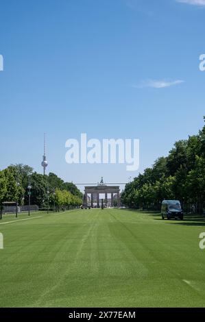 17.05.2024, Berlin, Deutschland, Europa - Gruener Kunstrasen auf der Fanmeile zur Fussball-EM UEFA EURO 2024 vor dem Brandenburger Tor entlang der Strasse des 17. Juni à Tiergarten. *** 17 05 2024, Berlin, Allemagne, Europe gazon artificiel vert sur le fan Mile de l'UEFA EURO 2024 devant la porte de Brandebourg le long de la Strasse des 17 Juni à Tiergarten Banque D'Images