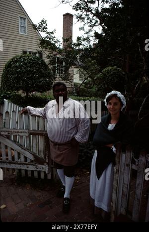 Williamsburg, Virginie. ÉTATS-UNIS 9/1987. Le musée vivant américain de 18th 301 hectares pour les jeunes et les vieux. Les docs offrent aux visiteurs l'histoire verbale historique de 18th siècles colonial Virginia maisons vintage / réplique, magasins, artisanat, auberges, tavernes, Et la vie quotidienne de l'Amérique coloniale. Banque D'Images