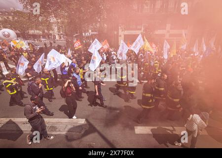 Paris, France. 16 mai 2024. Une foule de manifestants défilent avec des drapeaux pendant la manifestation des pompiers. Des milliers de pompiers ont manifesté à Paris pour réclamer plus de ressources, une prime pendant les Jeux Olympiques, une augmentation des primes incendie et une qualité de vie au travail. (Photo de Telmo Pinto/SOPA images/SIPA USA) crédit : SIPA USA/Alamy Live News Banque D'Images