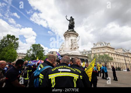 Paris, France. 16 mai 2024. Les manifestants vus se sont rassemblés place République lors de la manifestation des pompiers. Des milliers de pompiers ont manifesté à Paris pour réclamer plus de ressources, une prime pendant les Jeux Olympiques, une augmentation des primes incendie et une qualité de vie au travail. (Photo de Telmo Pinto/SOPA images/SIPA USA) crédit : SIPA USA/Alamy Live News Banque D'Images