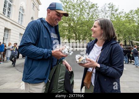 Londres, Royaume-Uni. 18 mai 2024. Un couple a prévu à l’avance une longue attente avec des sandwichs faits maison alors que les Sud-Africains au Royaume-Uni font la queue pour enregistrer leurs votes au Haut-commissariat sud-africain à Trafalgar Square avant les prochaines élections du pays le 29 mai. Les gens peuvent enregistrer leurs votes les 18 et 19 mai entre 7h et 21h et beaucoup ont voyagé à travers le Royaume-Uni pour le faire. Credit : Stephen Chung / Alamy Live News Banque D'Images