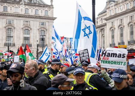 Manifestants pro-palestiniens et pro-israéliens se sont affrontés à Piccadilly, échangeant des bavures et des chants opposés. La police a maintenu une ligne de démarcation stricte entre les groupes pour empêcher toute escalade. Crédit : Sinai Noor/Alamy Live News Banque D'Images