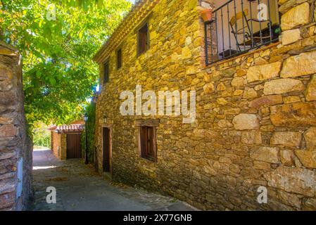 Façade de maison rurale et alley. Horcajo de la Sierra, province de Madrid, Espagne. Banque D'Images