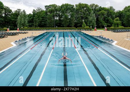 Hradec Kralove, République tchèque. 18 mai 2024. La piscine Flosna à Hradec Kralove, en République tchèque, a ouvert sa saison estivale le 18 mai 2024. Crédit : David Tanecek/CTK photo/Alamy Live News Banque D'Images