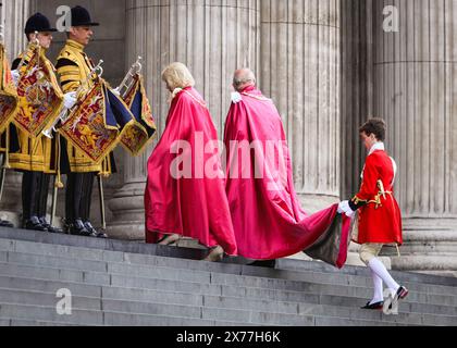 Le roi et la reine arrivent dans leurs robes de cérémonie. Leurs Majestés le roi Charles III et la reine Camilla assistent à un service de dédicace pour l'ordre o Banque D'Images