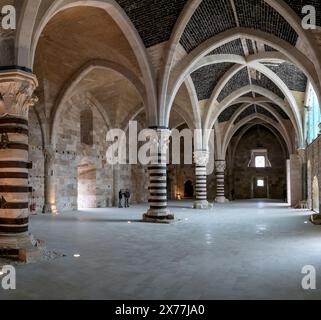 Syracuse, Italie - 28 décembre 2023 : détail architectural des colonnes à l'intérieur du hall principal du château Maniace à Syracuse Banque D'Images