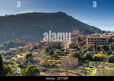 Une vue sur la pittoresque ville de montagne de Valdemossa dans la Serra Trasmuntana à Majorque Banque D'Images