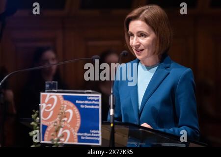 AM Samstag wurde der Robert-Blum-Preis für Demokratie an Maia Sandu, Präsidentin der Republik Moldau, verliehen. Der Preis, der mit 10,000 Euro dotiert ist, wird jährlich von der Stadt Leipzig in Erinnerung an den Revolutionär Robert Blum 1807-1848 vergeben. Blum War politisch und publizistisch von Leipzig aus tätig und trat während der Revolution 1848/49 für demokratische Rechte und gewaltfreie Veränderung der Gesellschaft ein. Preisverleihung Robert Blum Preis *** samedi, le Prix Robert Blum pour la démocratie a été décerné à Maia Sandu, Présidente de la République de Moldavie le prix, qui Banque D'Images