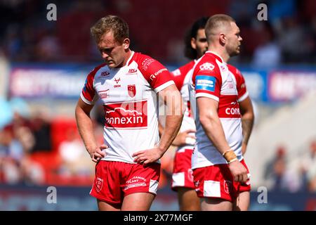 Jez Litten de Hull KR (à gauche) et ses coéquipiers semblent abattus lors de la demi-finale de la Betfred Challenge Cup au stade Eco-Power de Doncaster. Date de la photo : samedi 18 mai 2024. Banque D'Images