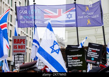 Des manifestants pro-israéliens se sont rassemblés à Piccadilly Circus pour commémorer le jour de l'indépendance et exprimer leur soutien à Israël. Ils ont appelé au retour des otages en attendant l'arrivée des manifestants pro-palestiniens. Crédit : Sinai Noor/Alamy Live News Banque D'Images