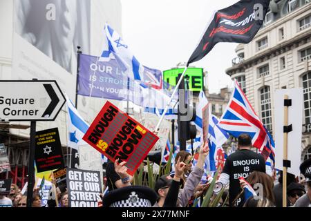 Des manifestants pro-israéliens se sont rassemblés à Piccadilly Circus pour commémorer le jour de l'indépendance et exprimer leur soutien à Israël. Ils ont appelé au retour des otages en attendant l'arrivée des manifestants pro-palestiniens. Crédit : Sinai Noor/Alamy Live News Banque D'Images