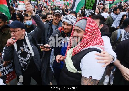 Piccadilly Circus, Londres, Royaume-Uni. 18 mai 2024. Les gens participent à la marche du 76e anniversaire de la Journée de la Nakba de Palestine à Londres. Credit : Matthew Chattle/Alamy Live News Banque D'Images