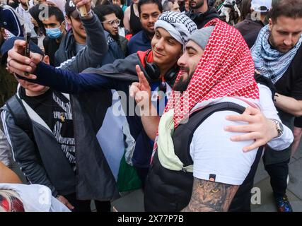 Piccadilly Circus, Londres, Royaume-Uni. 18 mai 2024. Les gens participent à la marche du 76e anniversaire de la Journée de la Nakba de Palestine à Londres. Credit : Matthew Chattle/Alamy Live News Banque D'Images