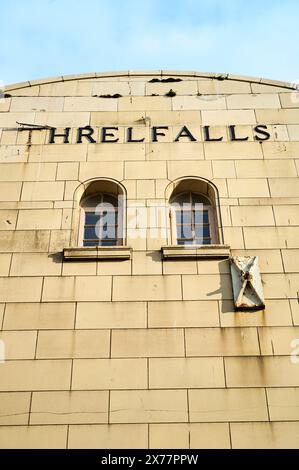 Le nom de l'ancienne brasserie Threfalls sur le pignon d'une maison publique de Blackpool Banque D'Images