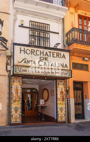 Valencia, Espagne. 15 mai 2024. Entrée d'une entreprise locale, Horchateria de Santa Catalina Banque D'Images