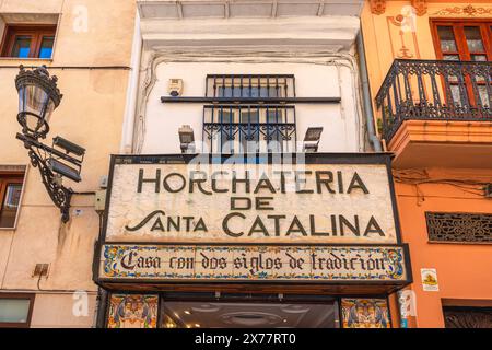 Valencia, Espagne. 15 mai 2024. Entrée d'une entreprise locale, Horchateria de Santa Catalina Banque D'Images