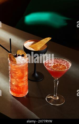 Trio de délicieux cocktails légers rafraîchissants avec baies et agrumes au bar Banque D'Images