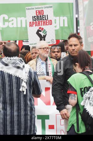 Londres, Royaume-Uni. 18 mai 2024. Jeremy Corbyn assiste à la marche pro-palestinienne Nakba à Londres. Crédit : Brian Minkoff/Alamy Live News Banque D'Images