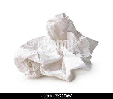 La vue avant de la boule de papier de soie blanche vissée ou froissée après utilisation dans les toilettes ou les toilettes est isolée sur fond blanc avec chemin de découpage. Banque D'Images